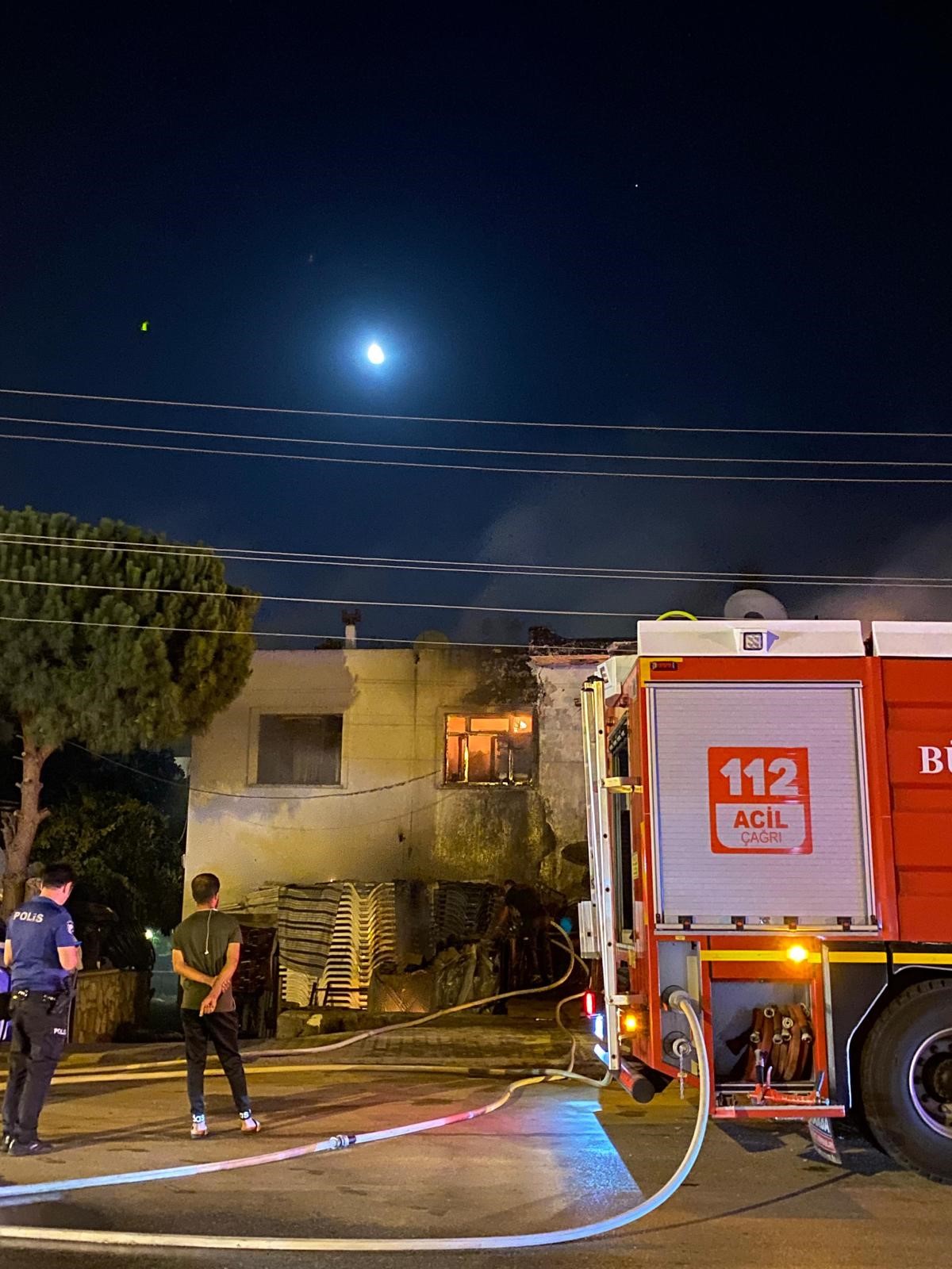 Ortakent’te iki katlı bina, alevlere teslim oldu