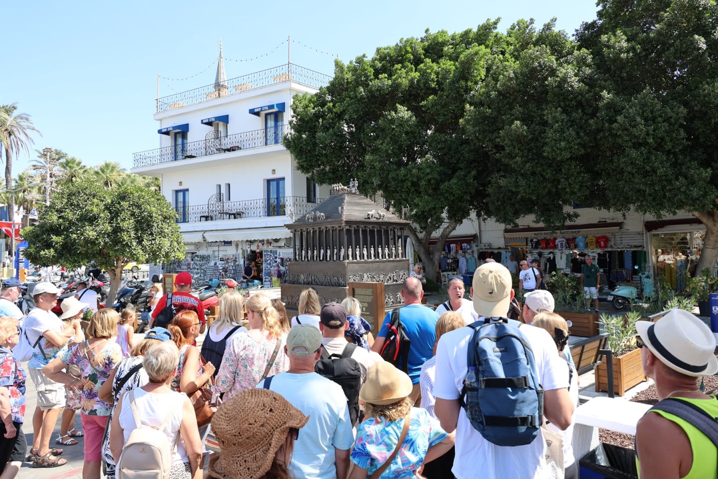 Bodrum’un Yeni Fotoğraf Durakları: “Maussolleion” ve “Maviye Açılan Kapılar”