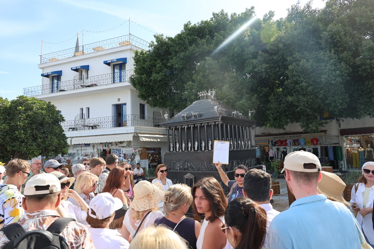 Bodrum’un Yeni Fotoğraf Durakları: “Maussolleion” ve “Maviye Açılan Kapılar”