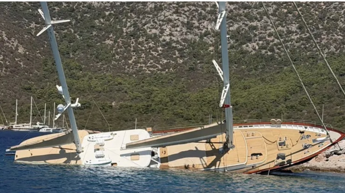 Bodrum'da kayalıklara çarpan gulet yan yattı: 11 kişi kurtarıldı