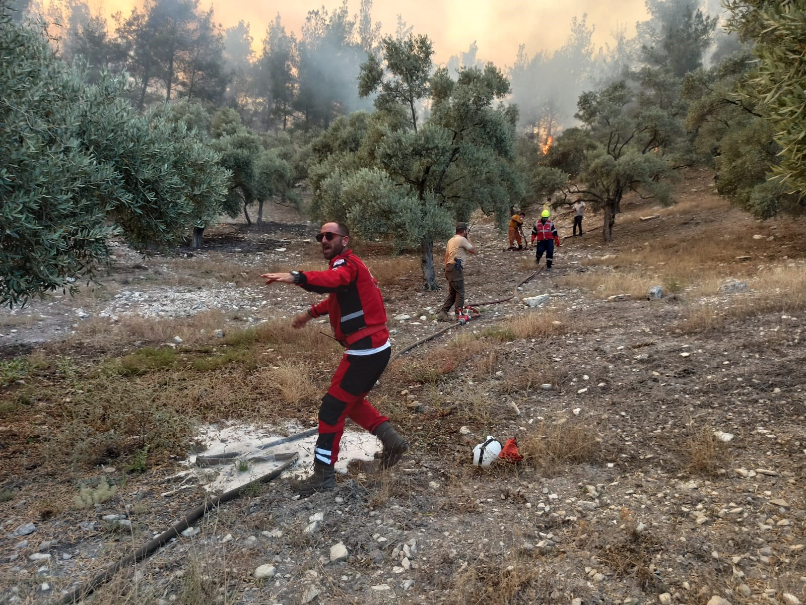 Havalimanı kavşağındaki yangına havadan ve karadan müdahale sürüyor