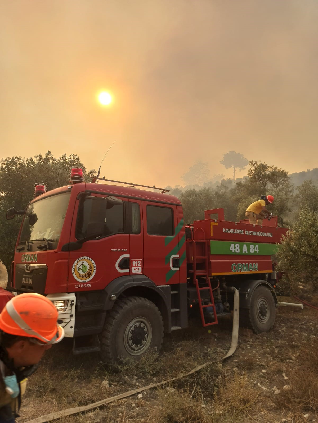 Havalimanı kavşağındaki yangına havadan ve karadan müdahale sürüyor