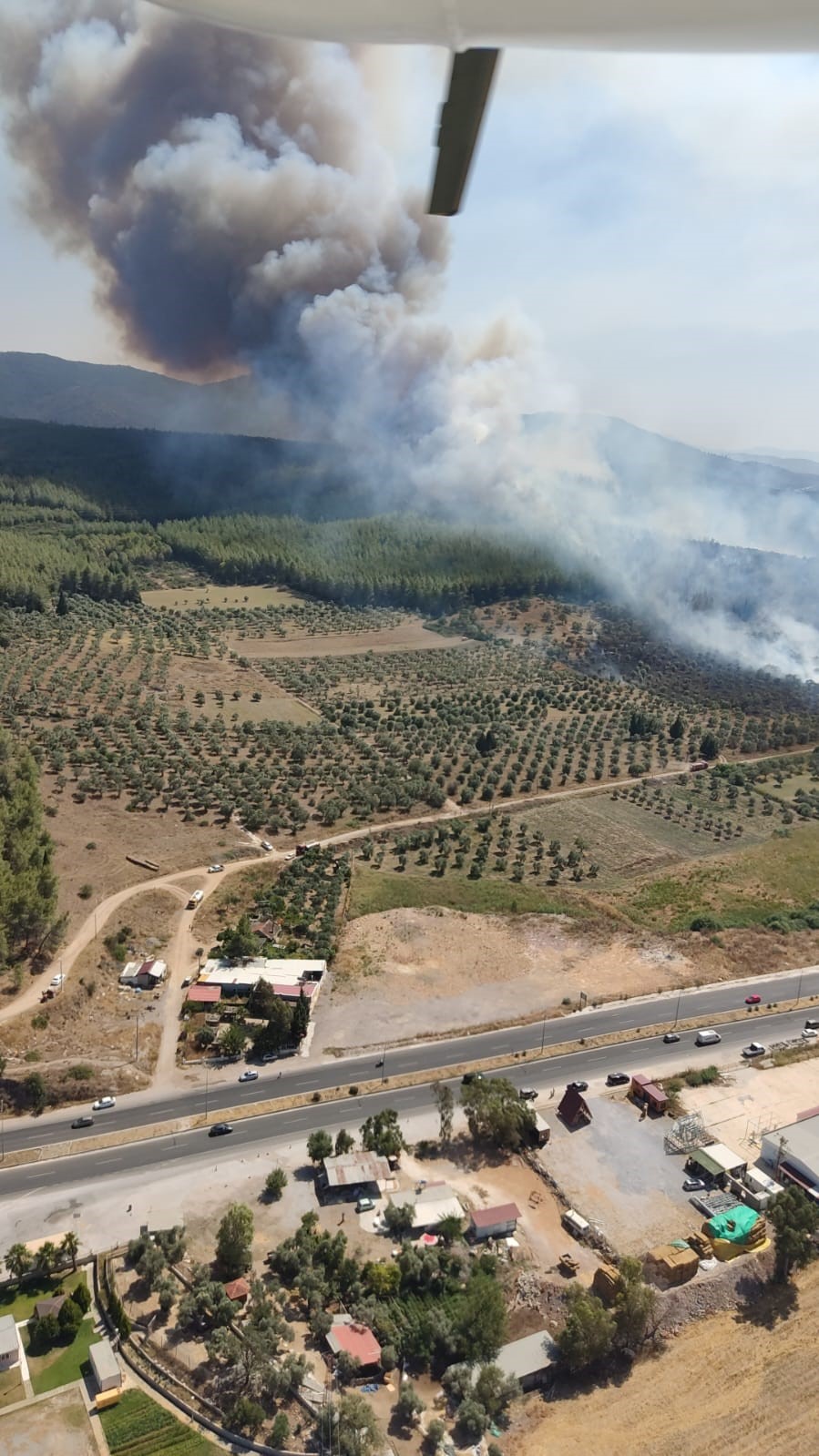 Havalimanı kavşağındaki yangına havadan ve karadan müdahale sürüyor