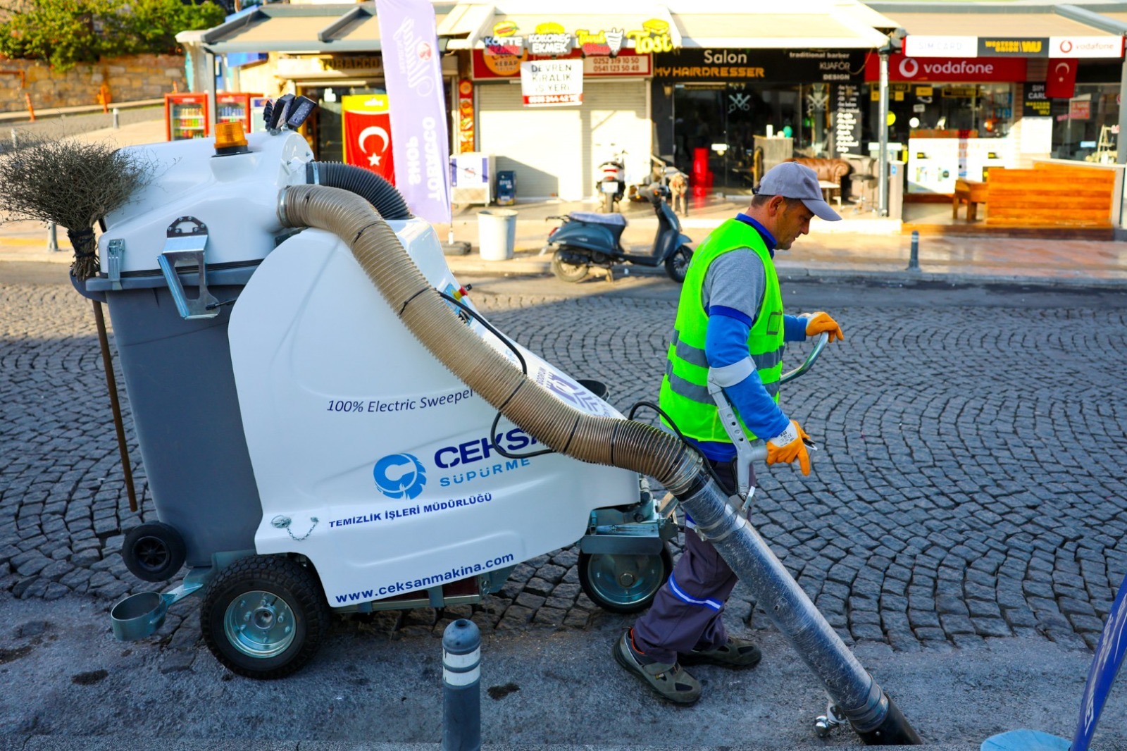 Yeni Nesil Elektrikli Yol Süpürme Araçları Bodrum Sokaklarında