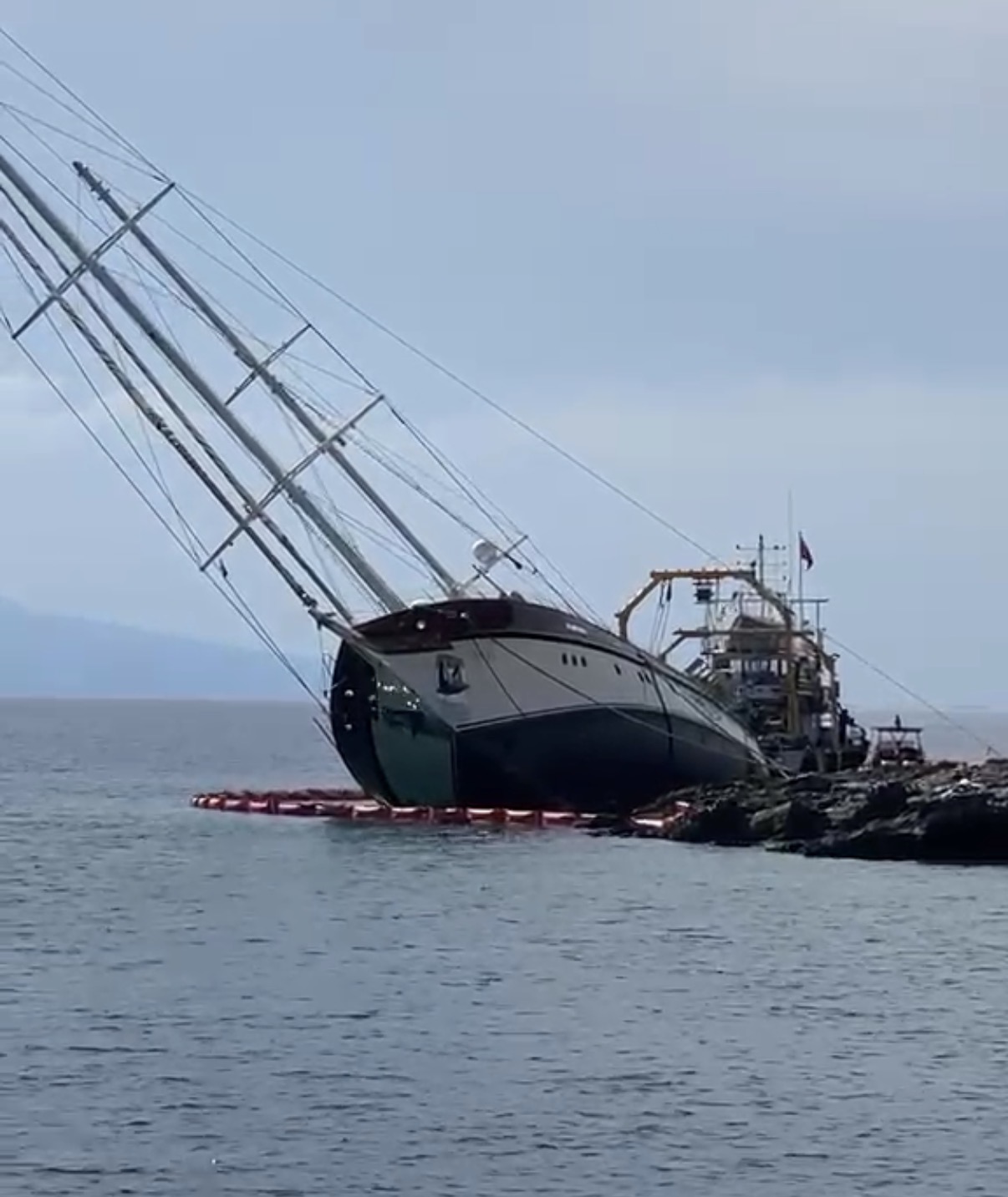 Karaada Poyraz Koyu’nda Karaya Oturan Tekne İçin Kurtarma Operasyonu Başlatıldı