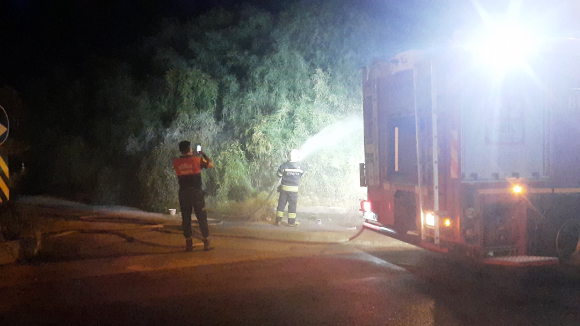 Gazeteciler yangını çekmek yerine söndürmeyi tercih ettiler