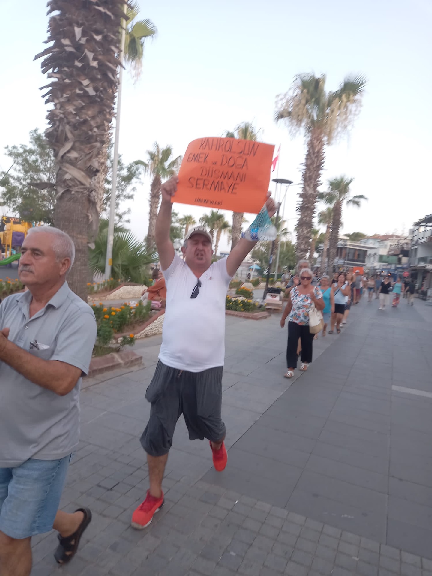 Akbelen’den muhalefet partilerine çağrı: Buraya gelip ağaçlara sarılın