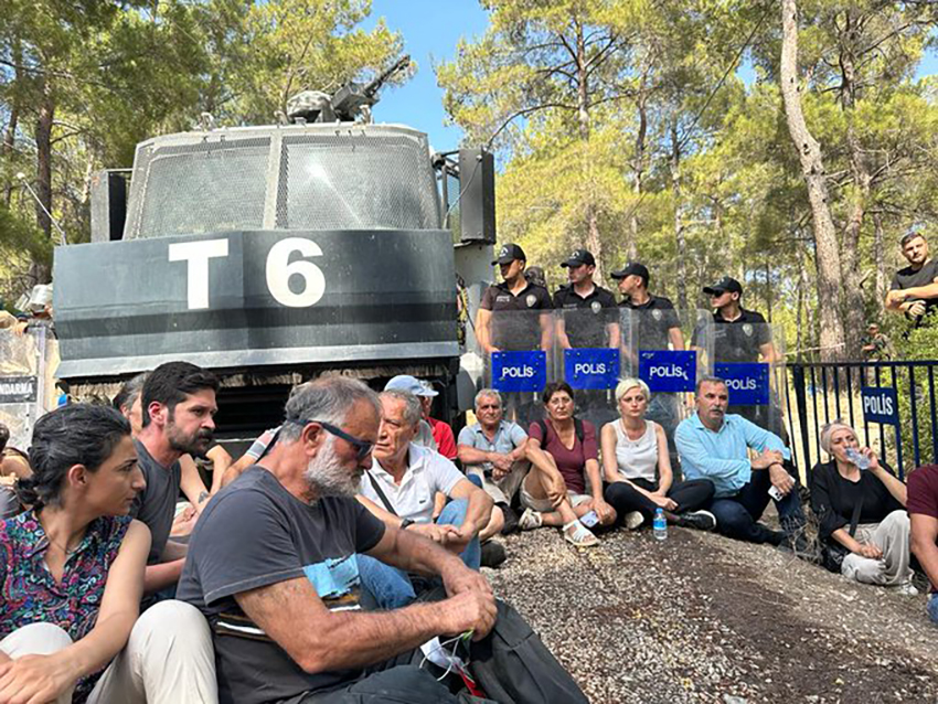 Akbelen’den muhalefet partilerine çağrı: Buraya gelip ağaçlara sarılın