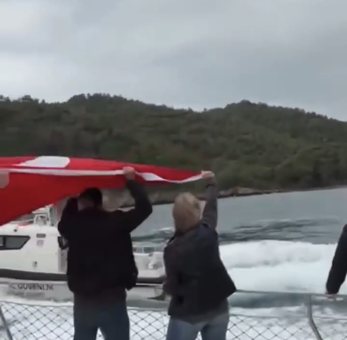 Sahil Koruma, denize beton dökenleri değil, dökme diyenleri engelledi!