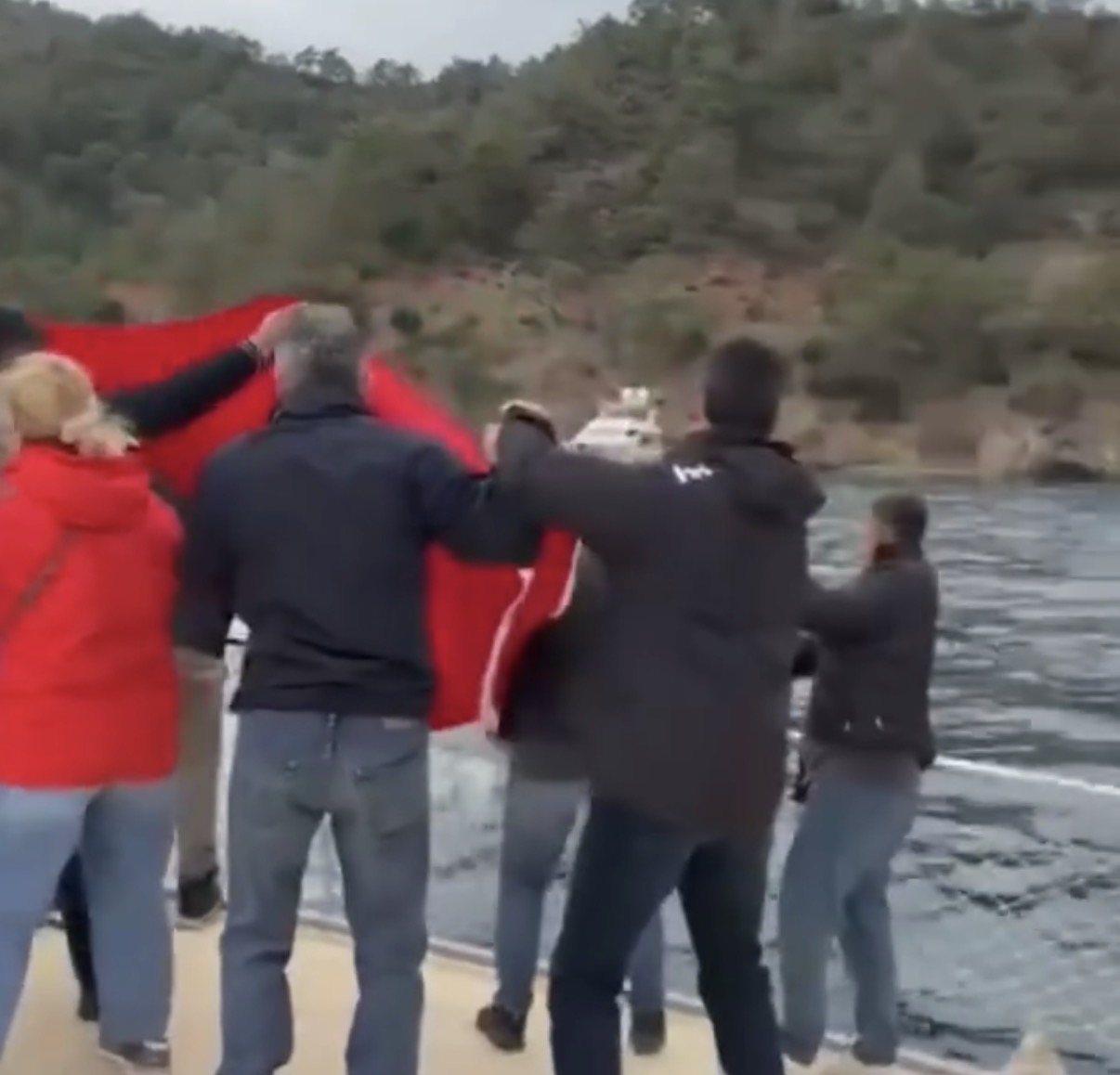 Sahil Koruma, denize beton dökenleri değil, dökme diyenleri engelledi!