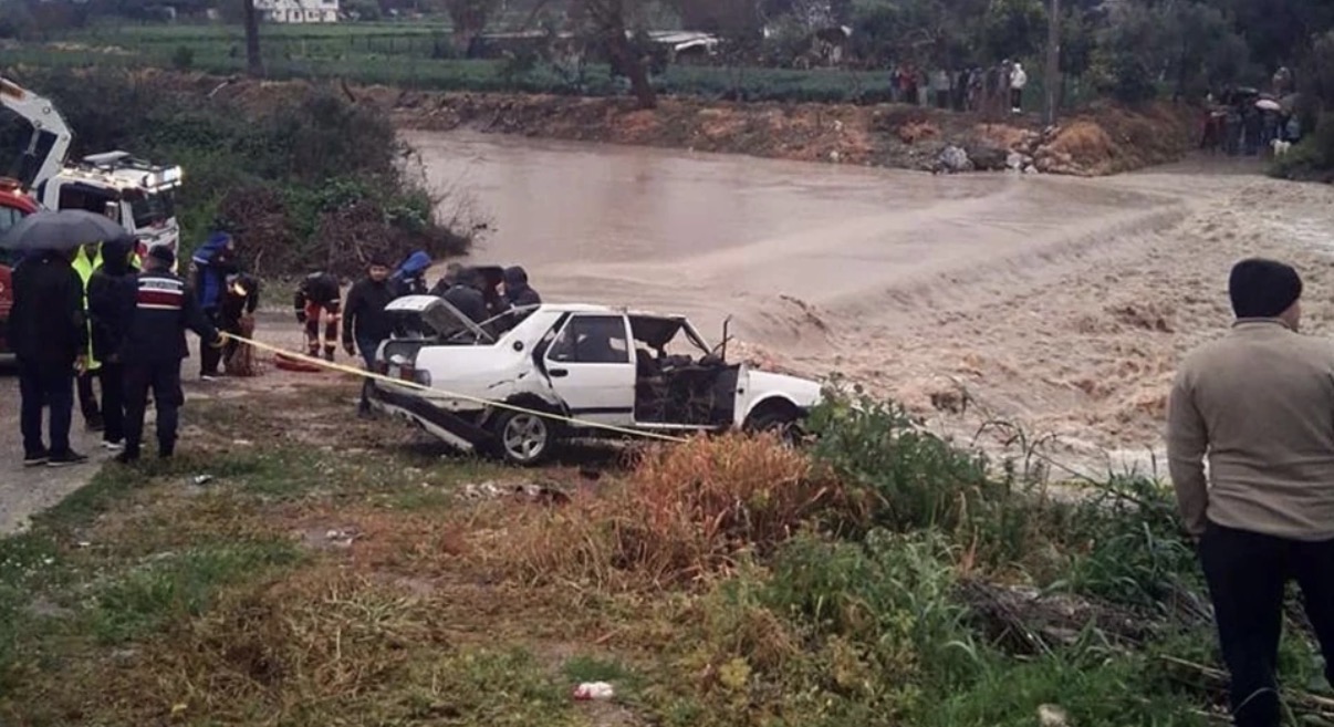 Milas’ta akarsuya düşen araç sele kapıldı! 1 kişi hayatını kaybetti