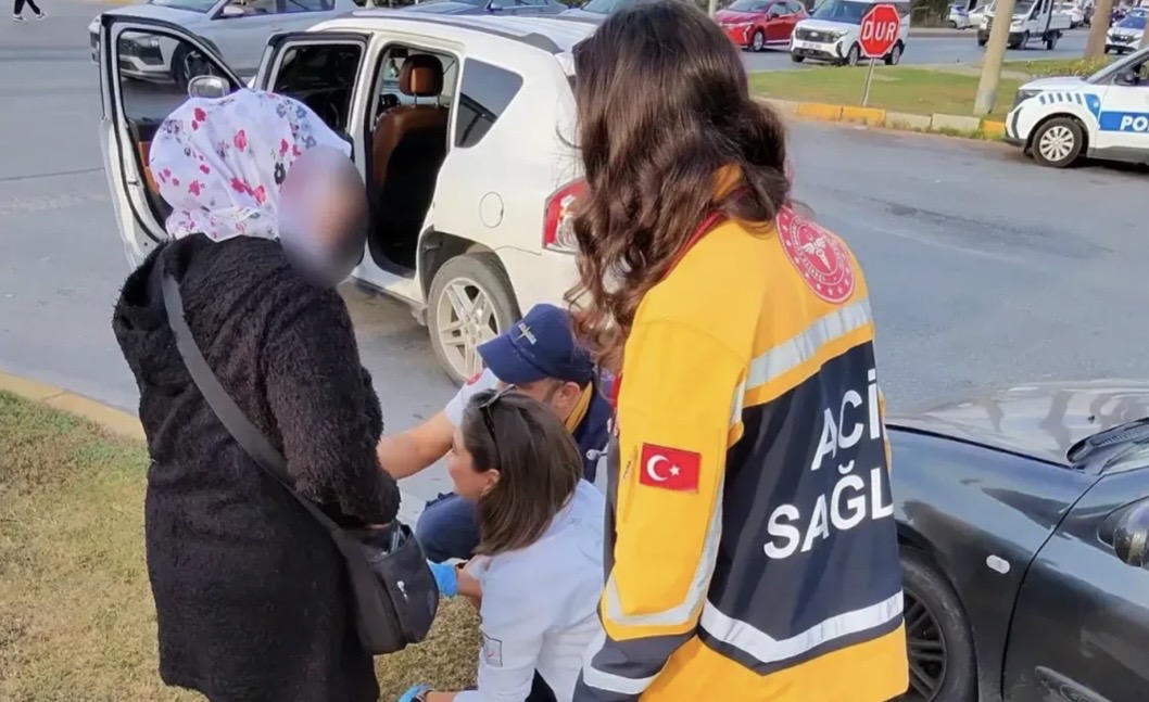 Çekiçle araca vurdu, kadının üzerine yürüdü