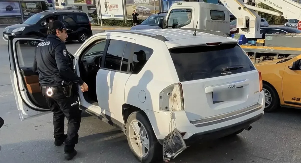 Çekiçle araca vurdu, kadının üzerine yürüdü