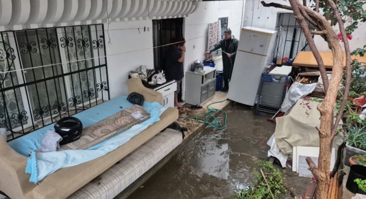 Bodrum’da Sağanak Yağış Hayatı Felç Etti: Sokaklar Göle Döndü, Kanalizasyon Taştı
