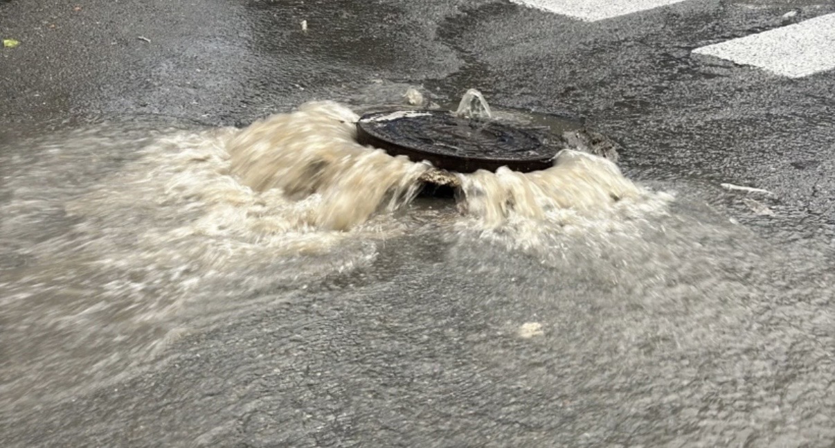 Bodrum’da Sağanak Yağış Hayatı Felç Etti: Sokaklar Göle Döndü, Kanalizasyon Taştı