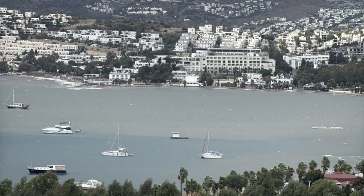 Bodrum’da Sağanak Yağış Hayatı Felç Etti: Sokaklar Göle Döndü, Kanalizasyon Taştı