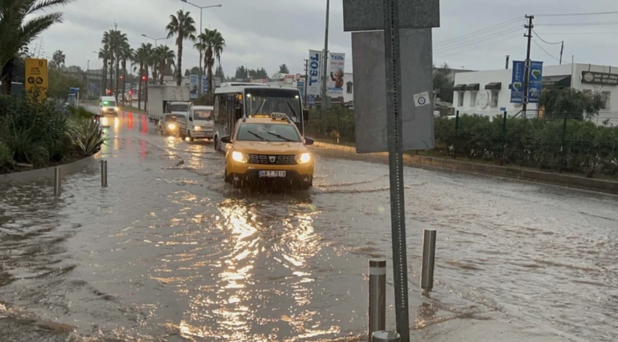 Bodrum’da Sağanak Yağış Hayatı Felç Etti: Sokaklar Göle Döndü, Kanalizasyon Taştı