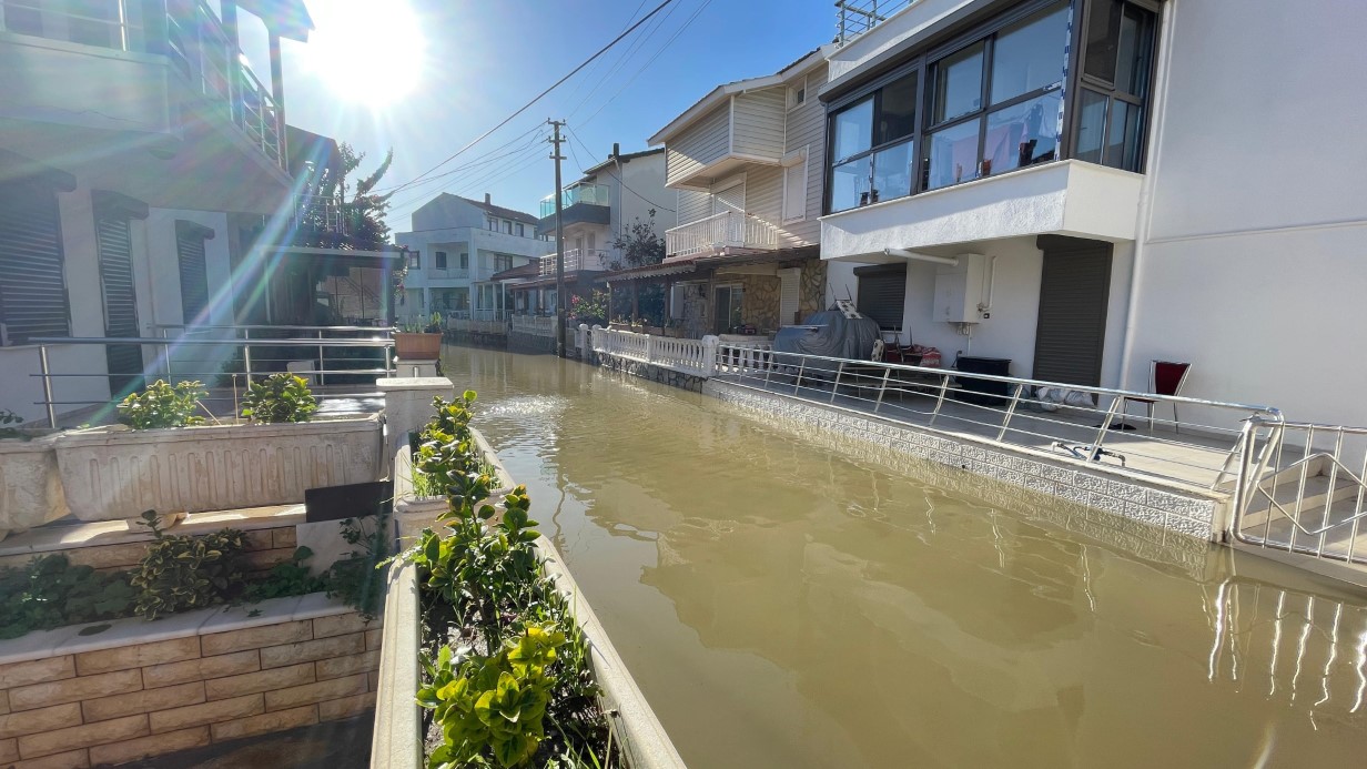 İzmir ve Muğla'yı sağanak vurdu! Bodrum'da denizin rengi değişti, Foça sular altında kaldı