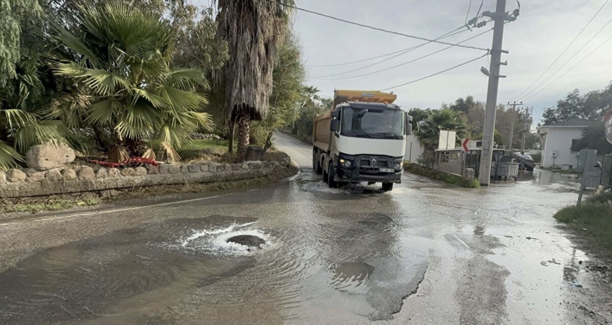 Bodrum'da ana su hattı yine patladı, evlerini çamur basan vatandaş isyan etti