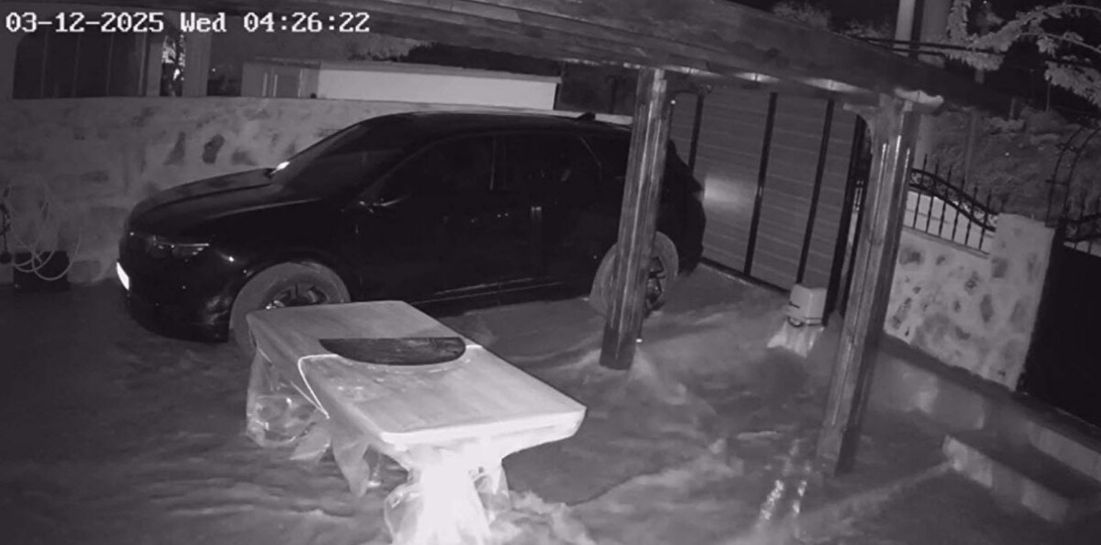 Bodrum'da ana su hattı yine patladı, evlerini çamur basan vatandaş isyan etti