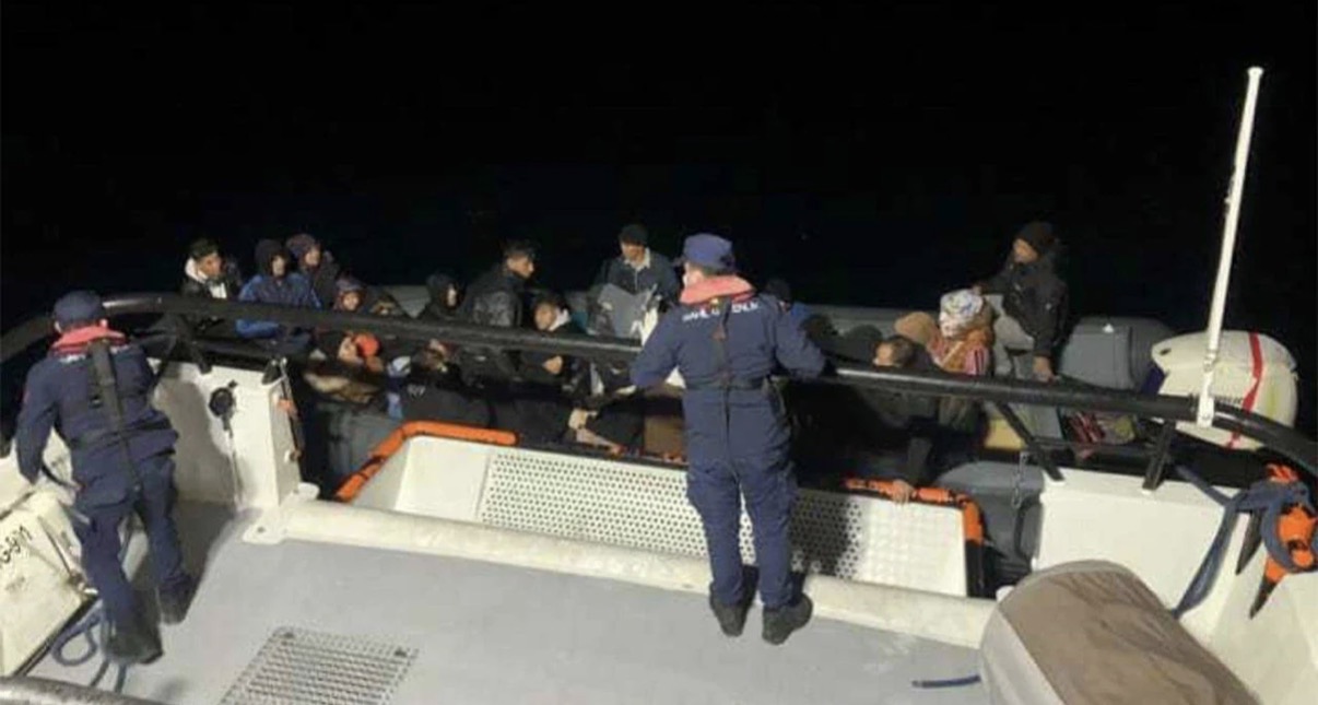 Bodrum açıklarında sürüklenen botta bulunan 23 göçmen kurtarıldı