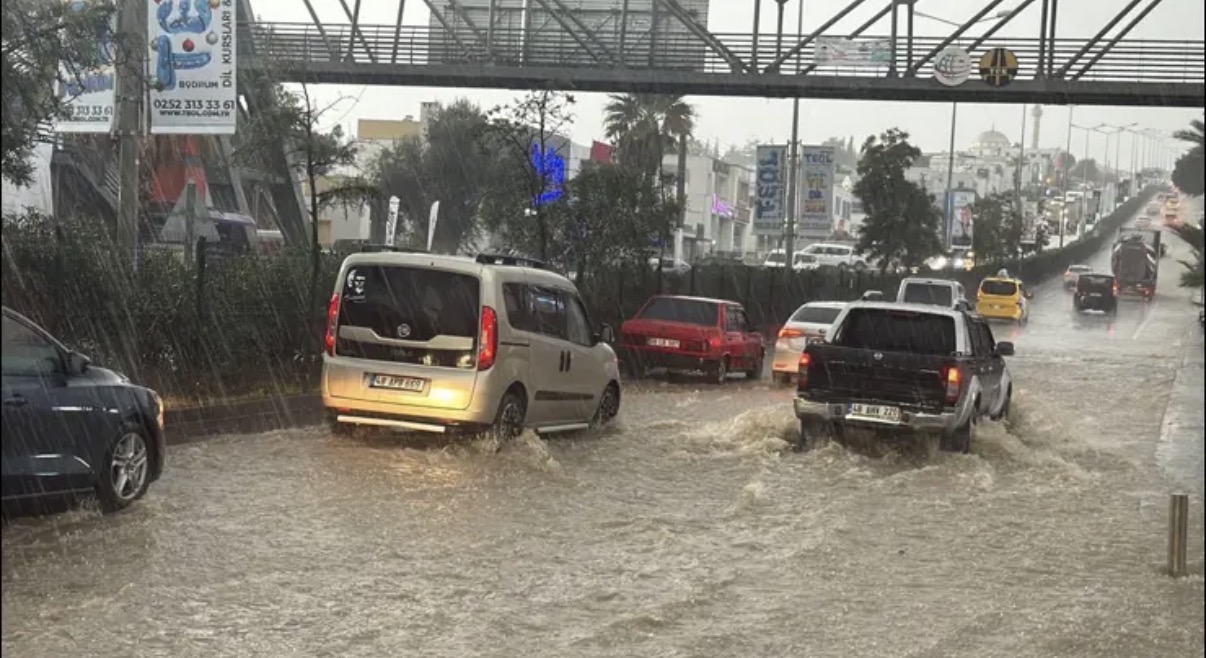Bodrum'u yağışa teslim! Yollar suyla doldu, araçlar mahsur kaldı… 