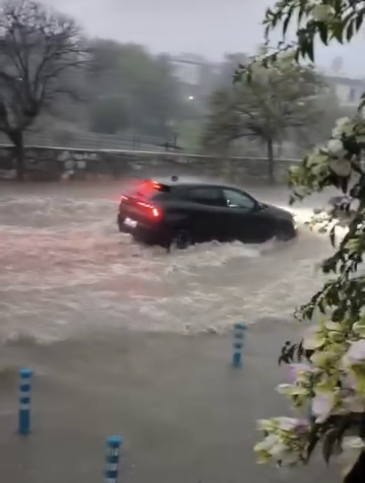 Bodrum'u yağışa teslim! Yollar suyla doldu, araçlar mahsur kaldı… 