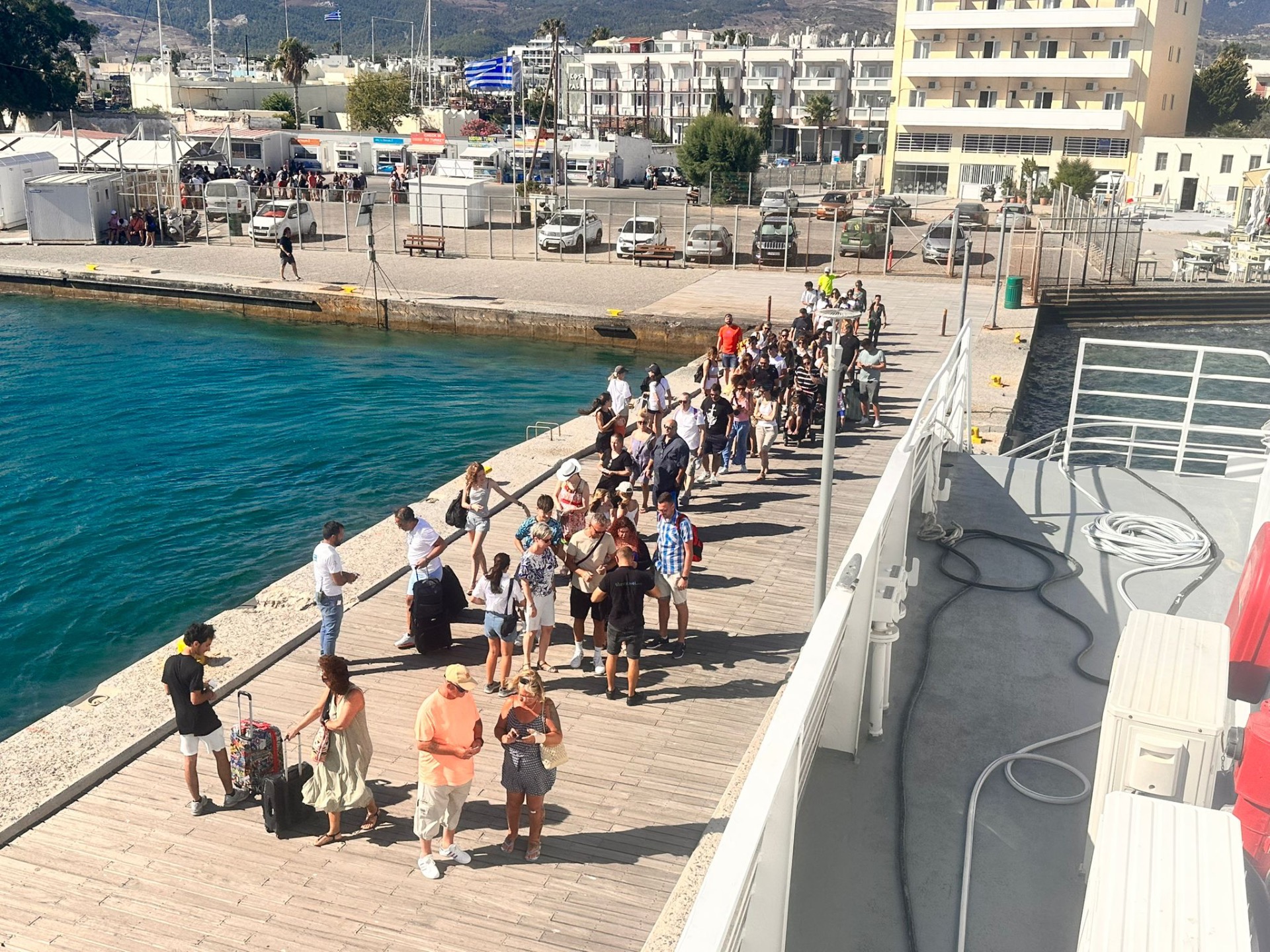 Gümrüklerdeki yoğunluğa rağmen feribot seferleri kesintisiz sürüyor