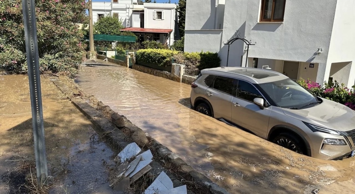 Bodrum Yahşi’de İsale Hattı Patladı: Tonlarca Su Caddeyi Bastı