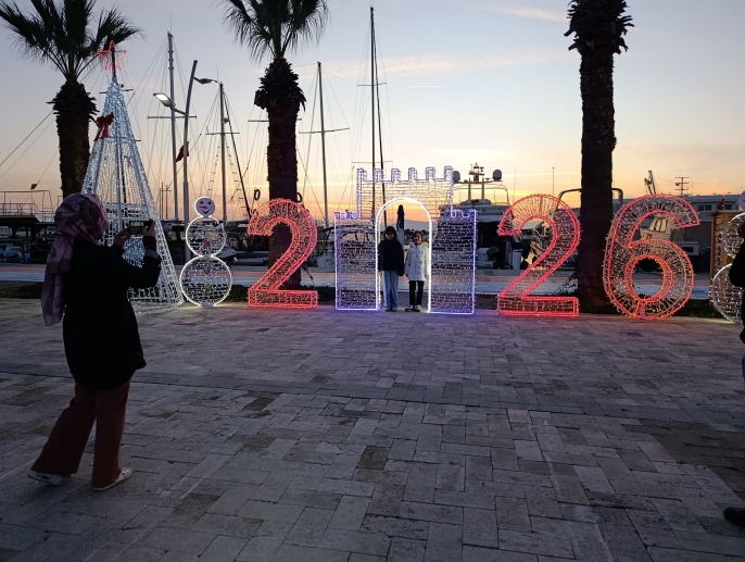 Bodrum'da yılbaşı aydınlatmaları meydana renk kattı