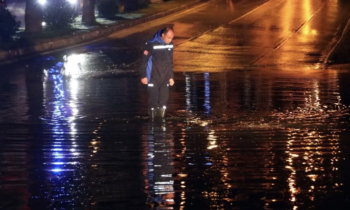 Bodrum’da Kuvvetli Sağanak Hayatı Olumsuz Etkiledi: 15 Kişi Tahliye Edildi