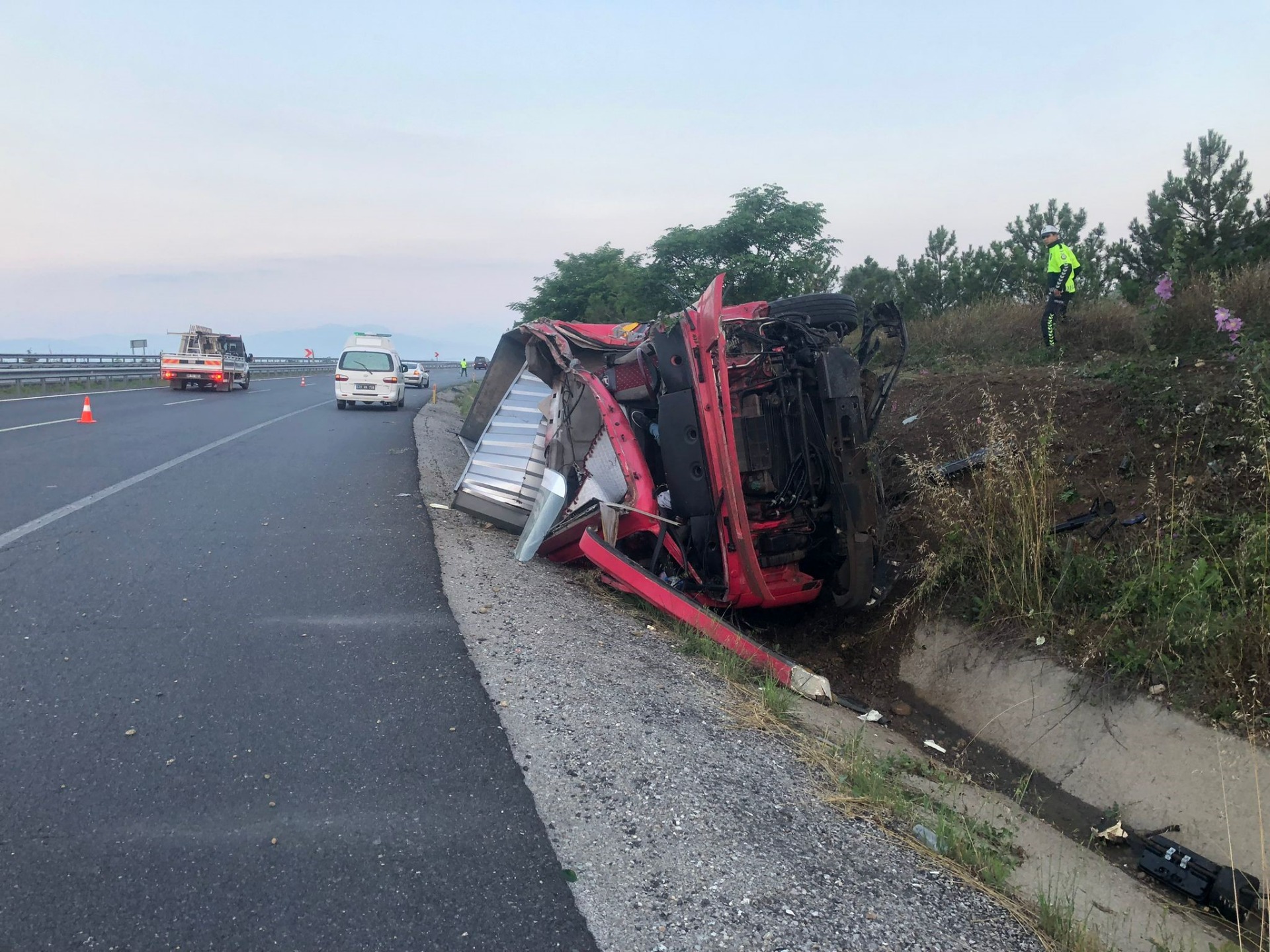 Karşı şeride geçen tır, Bodrum otobüsü ile kafa kafaya çarpıştı: 2 ölü, 6’sı ağır 20 yaralı