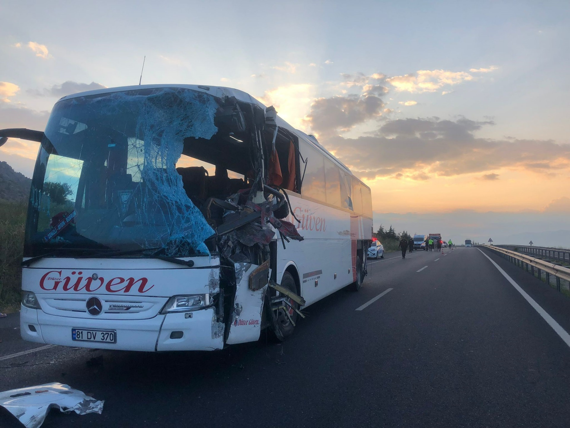 Karşı şeride geçen tır, Bodrum otobüsü ile kafa kafaya çarpıştı: 2 ölü, 6’sı ağır 20 yaralı