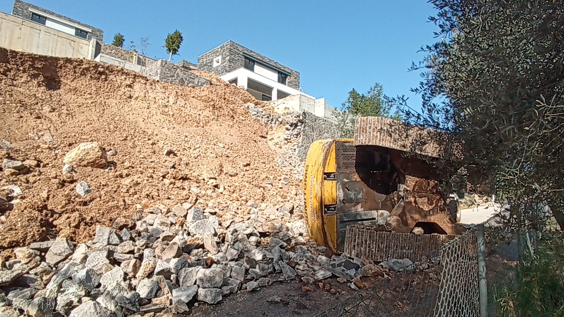 Kullandığı kepçenin altında kalarak öldü