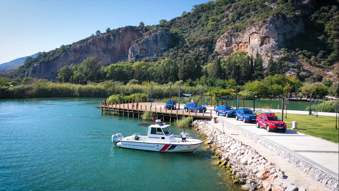 Muğla İl Jandarma'nın 48 yeni aracı tanıtıldı