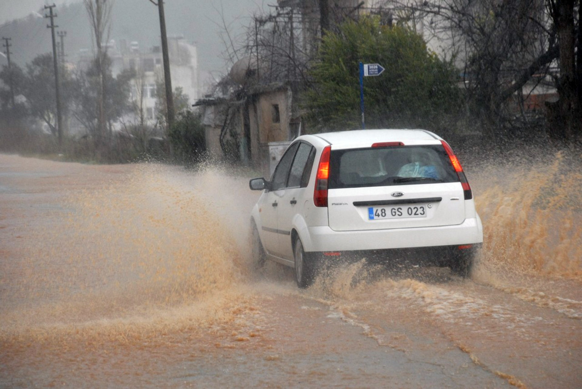 Muğla ve çevresinde sağanak yağış, dolu ve ani sel uyarısı!