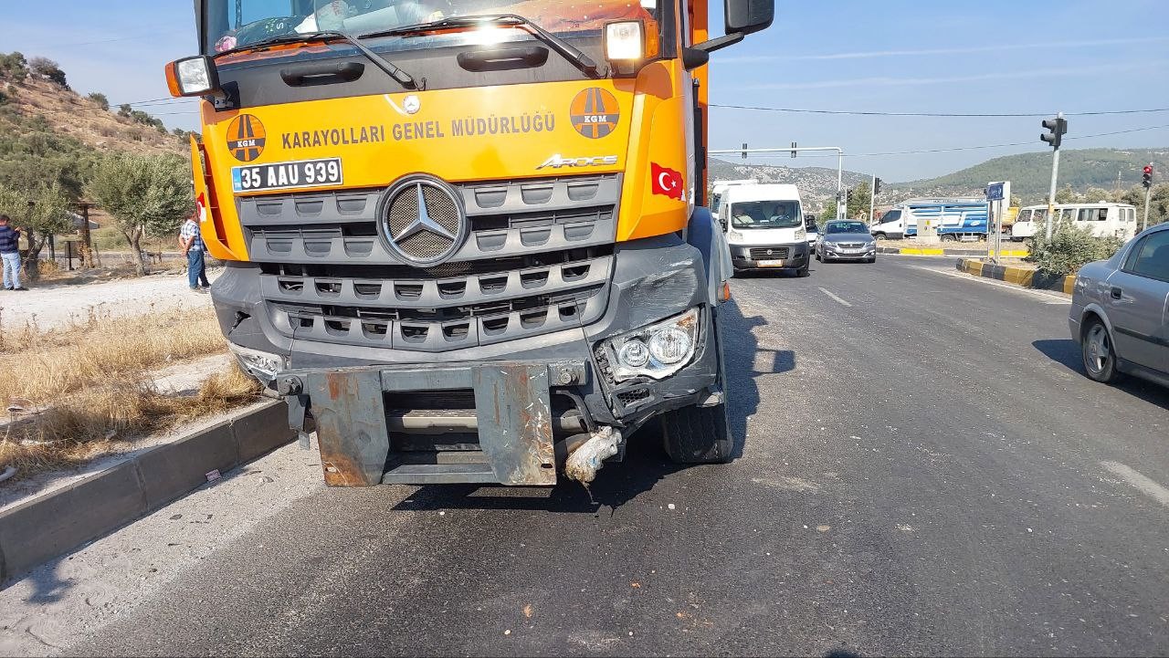 Ortalığın savaş alanına döndüğü kazada traktör ikiye bölündü