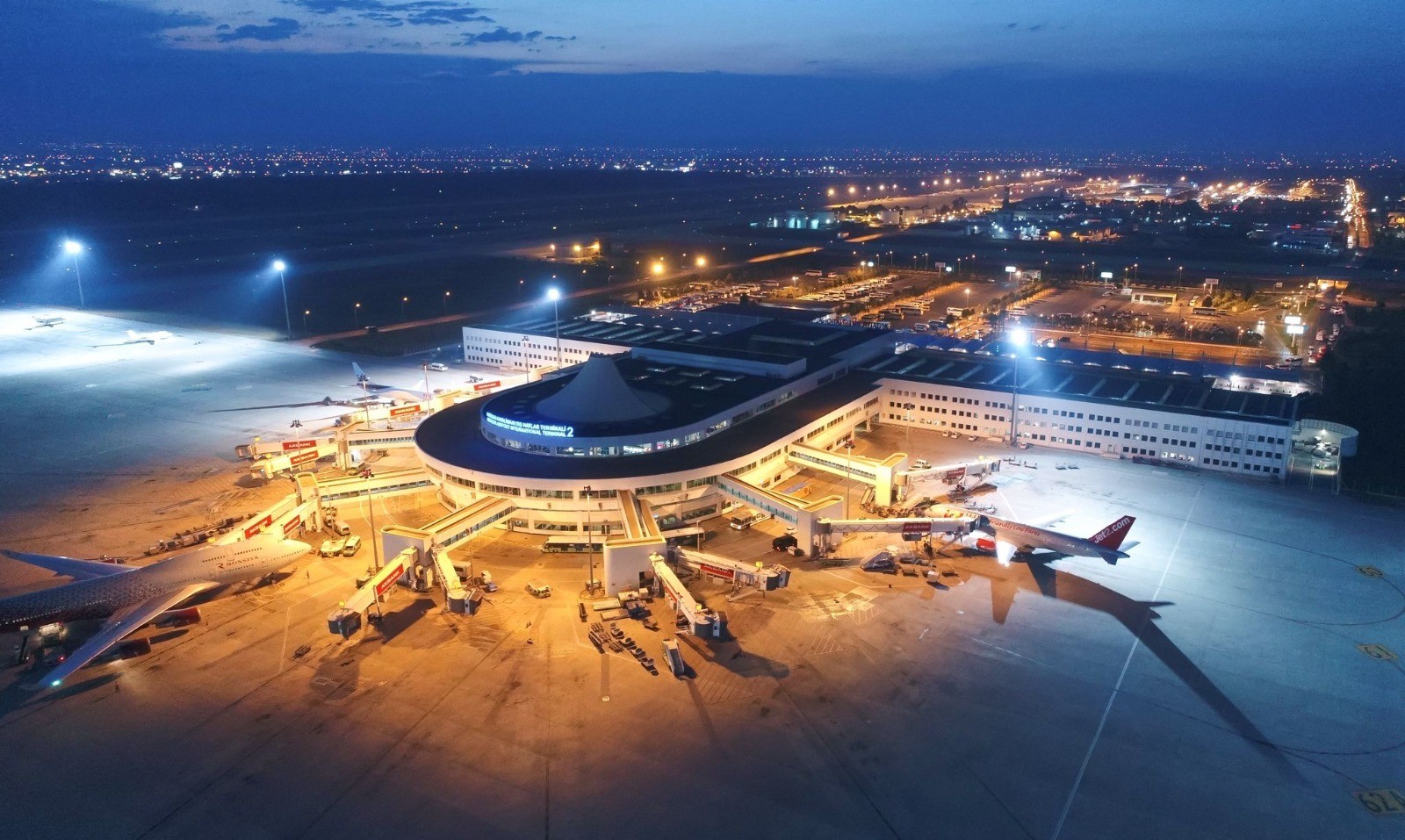 Turizm merkezlerindeki havalimanlarında yazın 32 milyon 440 bin yolcuya hizmet verildi