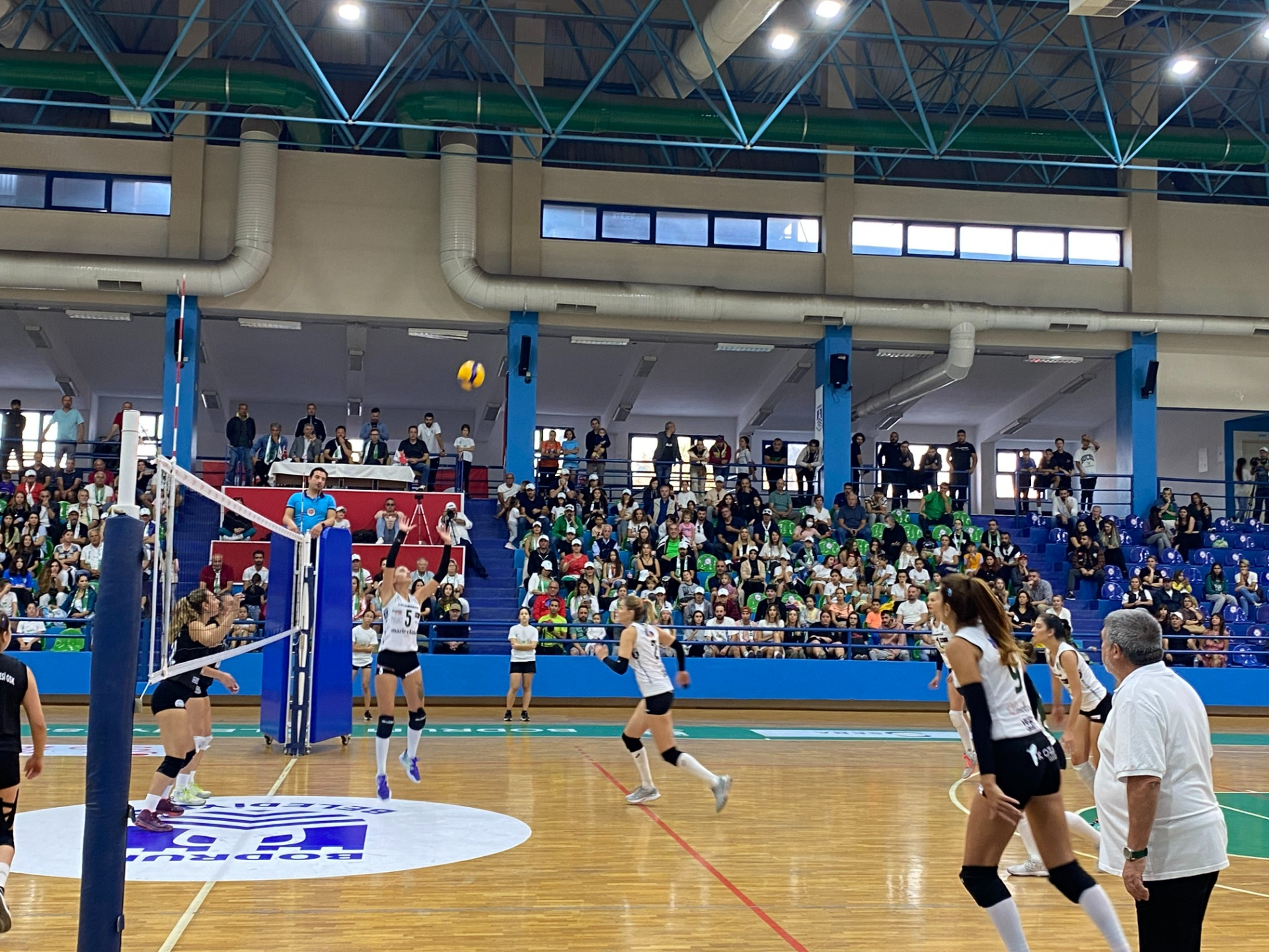 Voleybolda Bodrum’un incileri 2’de 2 yoluna devam ediyor