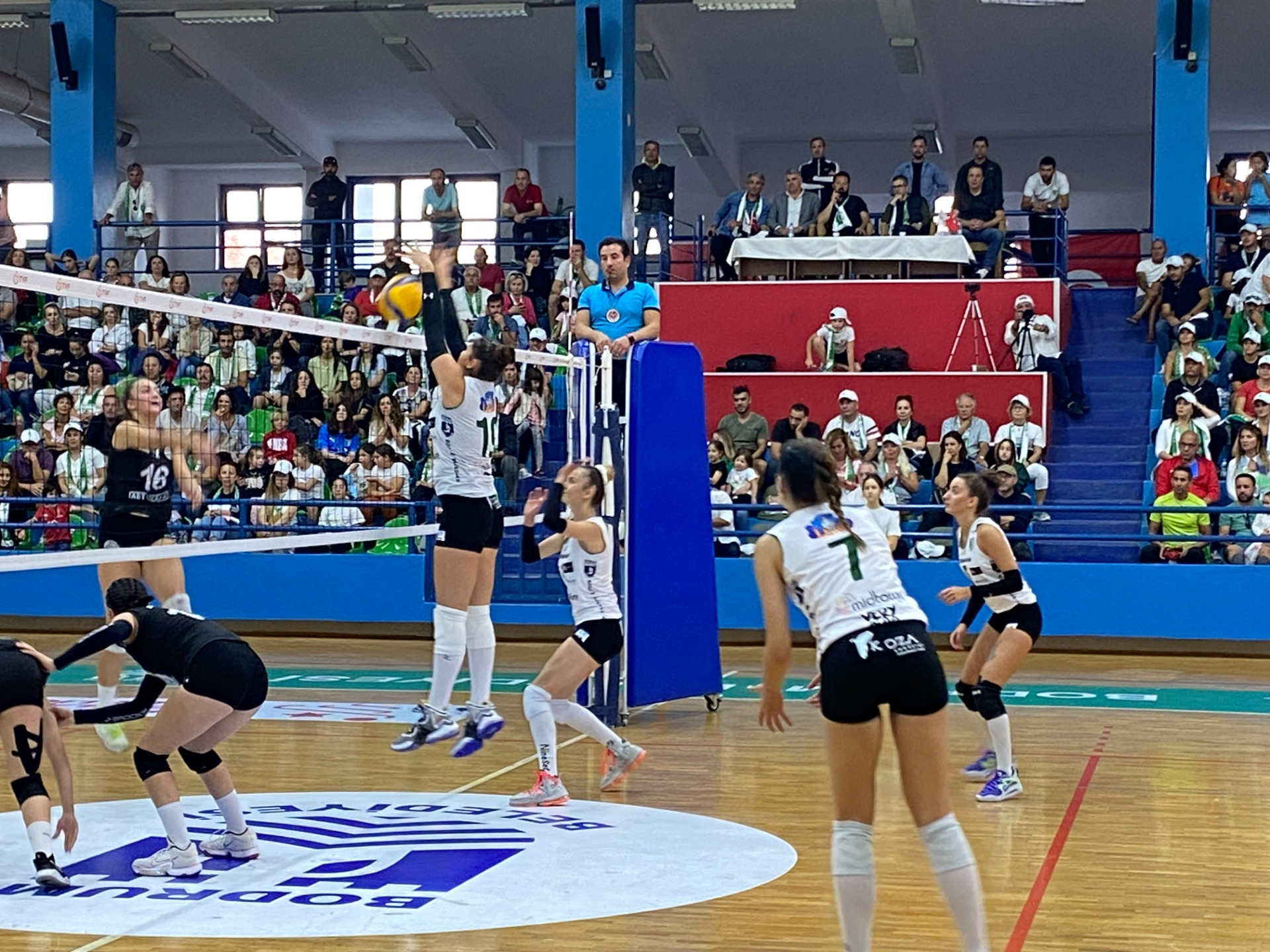 Voleybolda Bodrum’un incileri 2’de 2 yoluna devam ediyor