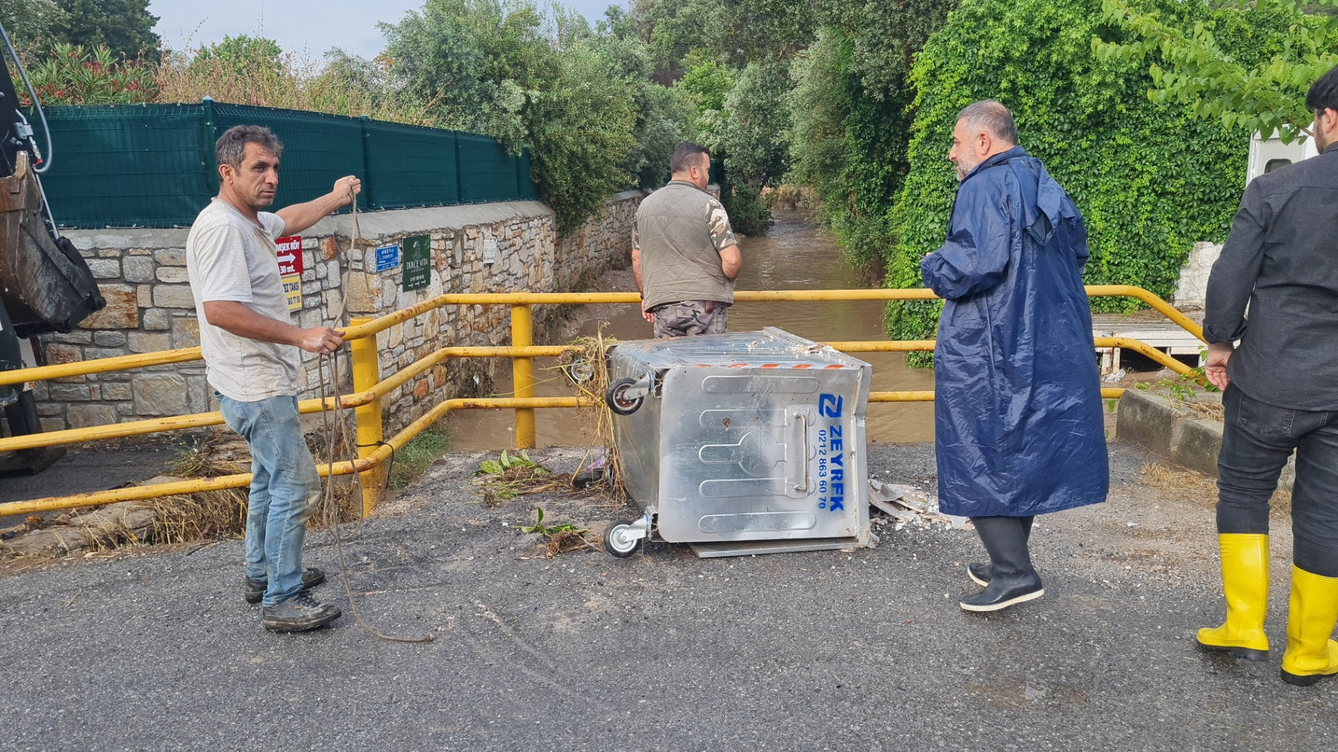 Yağış yolu kapattı, araç ve konteynerleri sürükledi