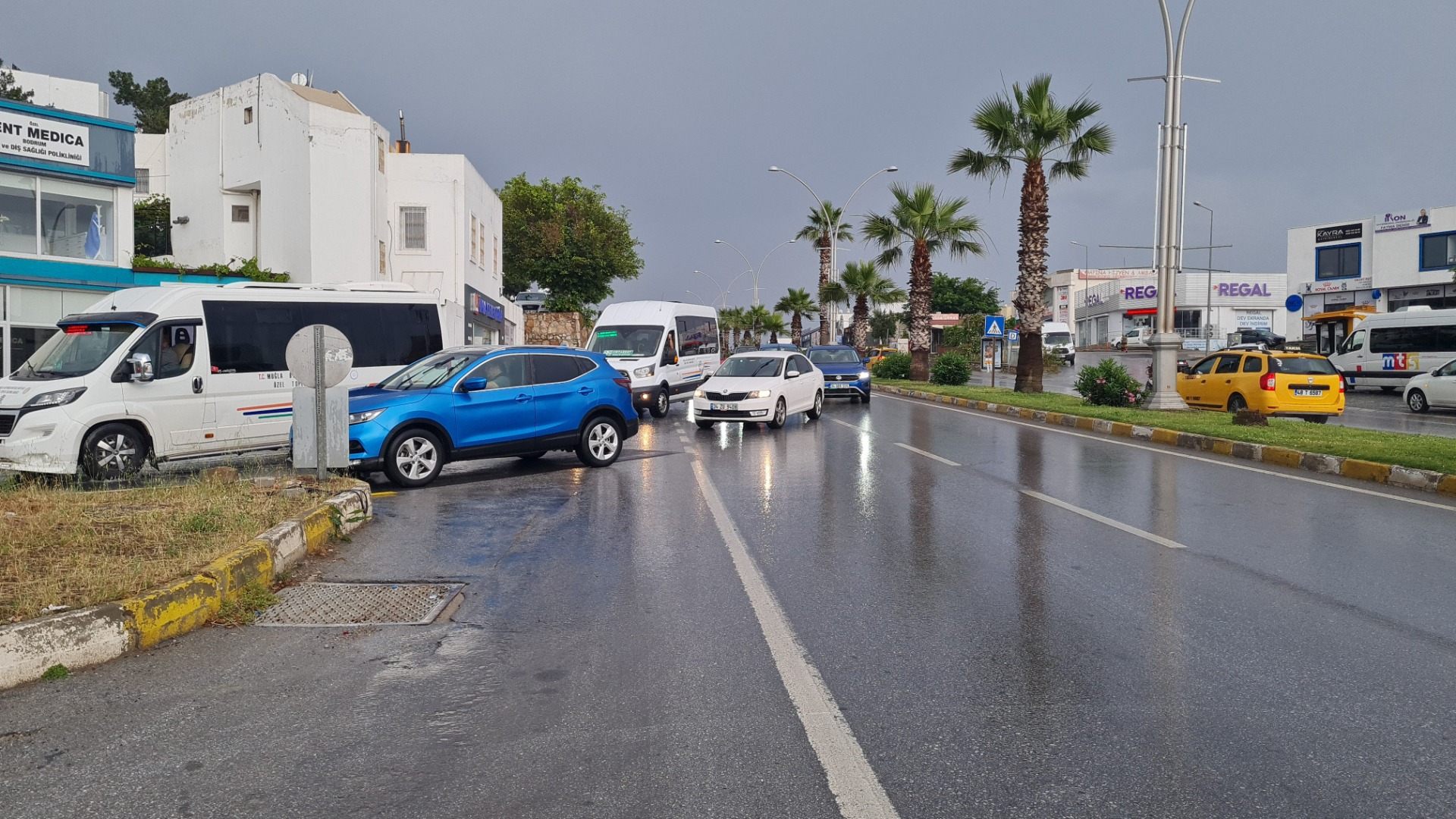 Yağış yolu kapattı, araç ve konteynerleri sürükledi