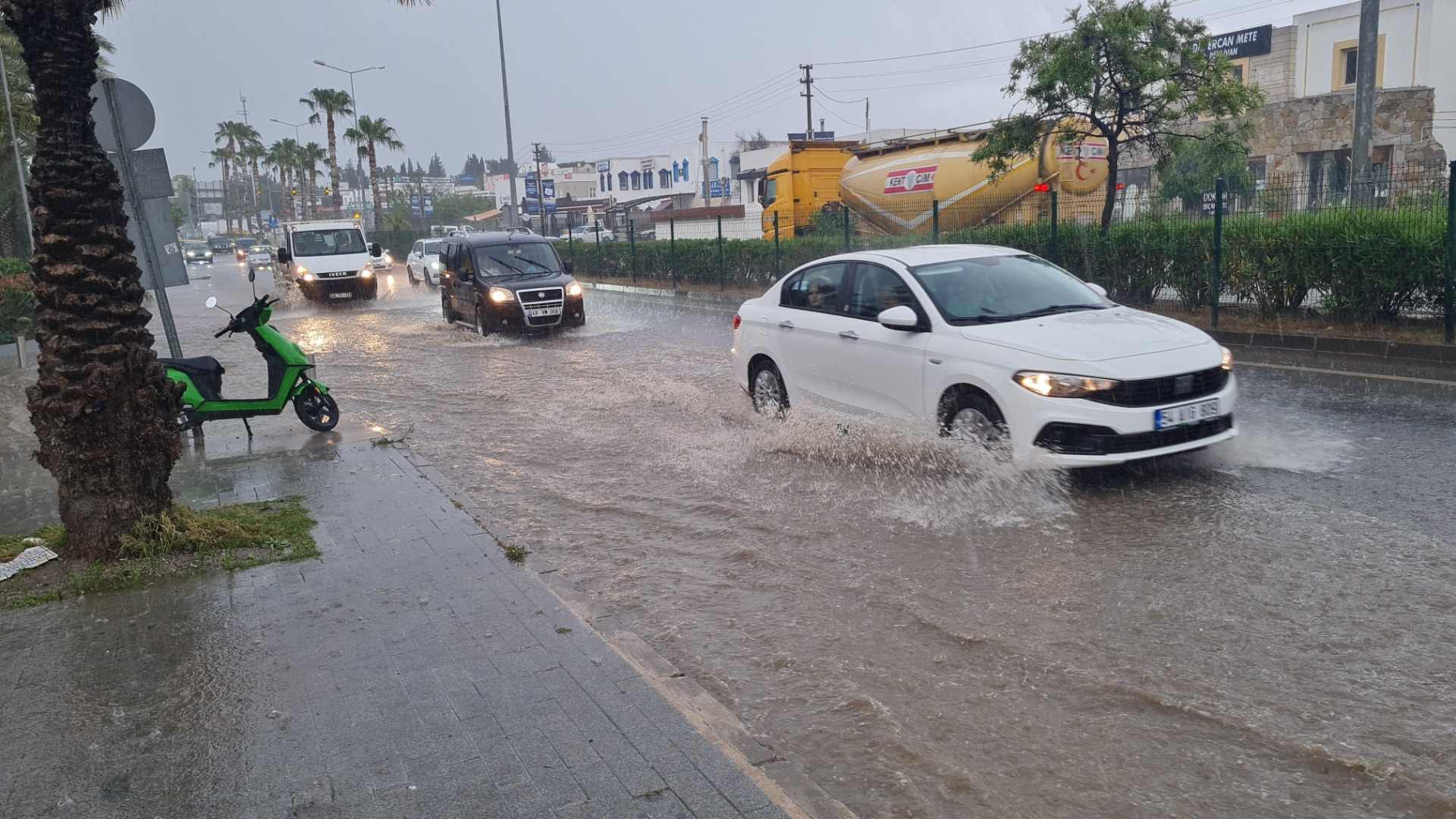 Yağış yolu kapattı, araç ve konteynerleri sürükledi