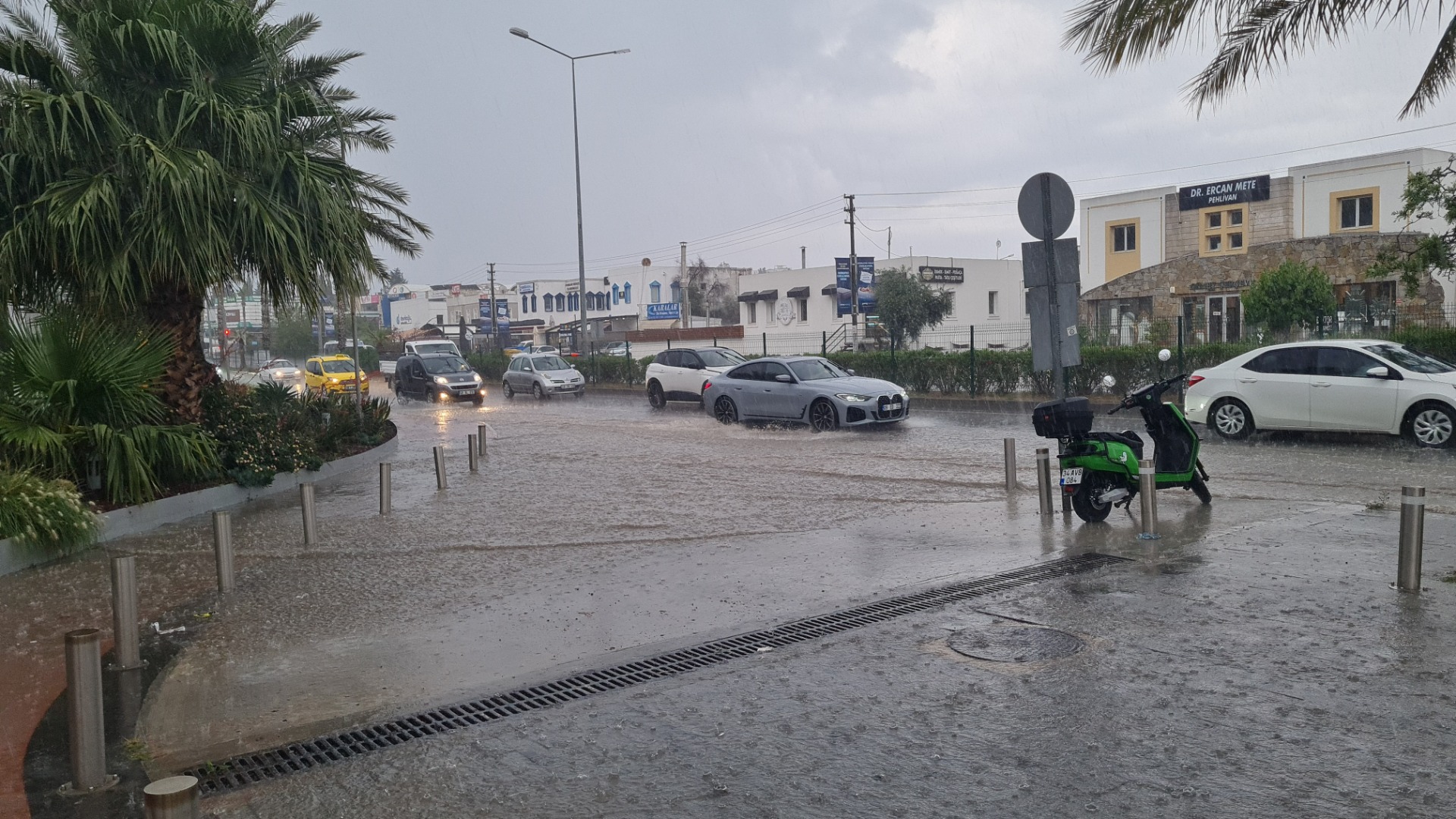 Yağış yolu kapattı, araç ve konteynerleri sürükledi