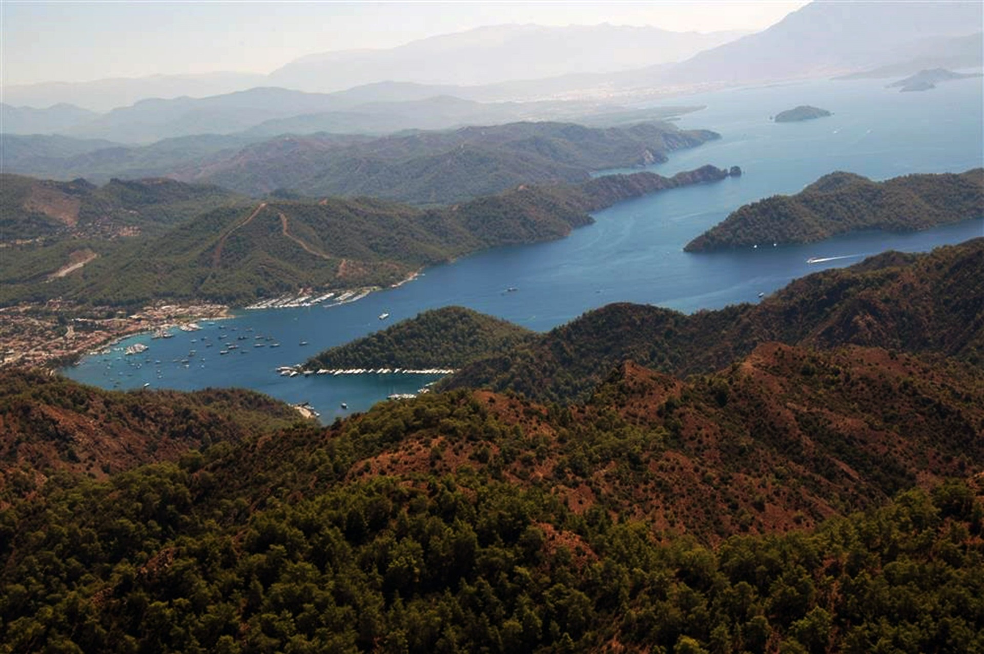 Yeşil ile mavinin buluştuğu Turkuaz koylar misafirlerini bekliyor