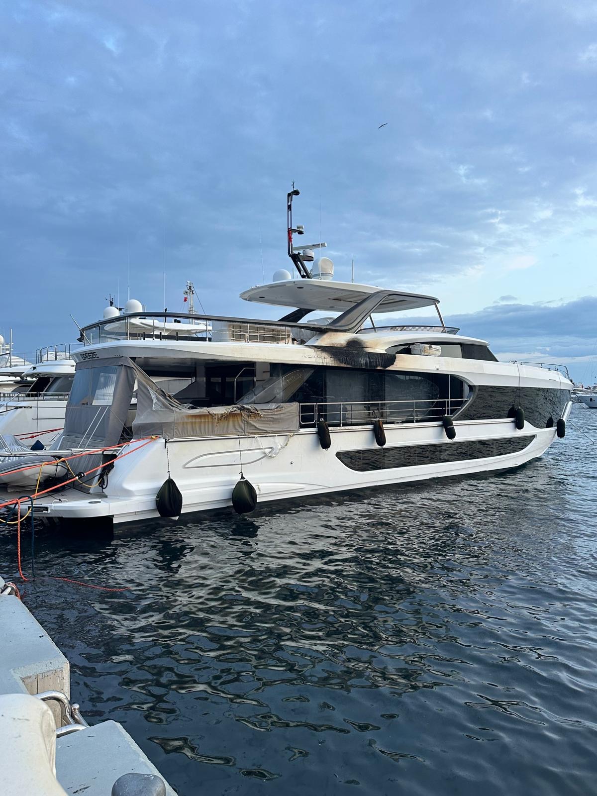 Bodrum Yalıkavak'ta motoryat yangını: 7 lüks tekne sulara gömüldü