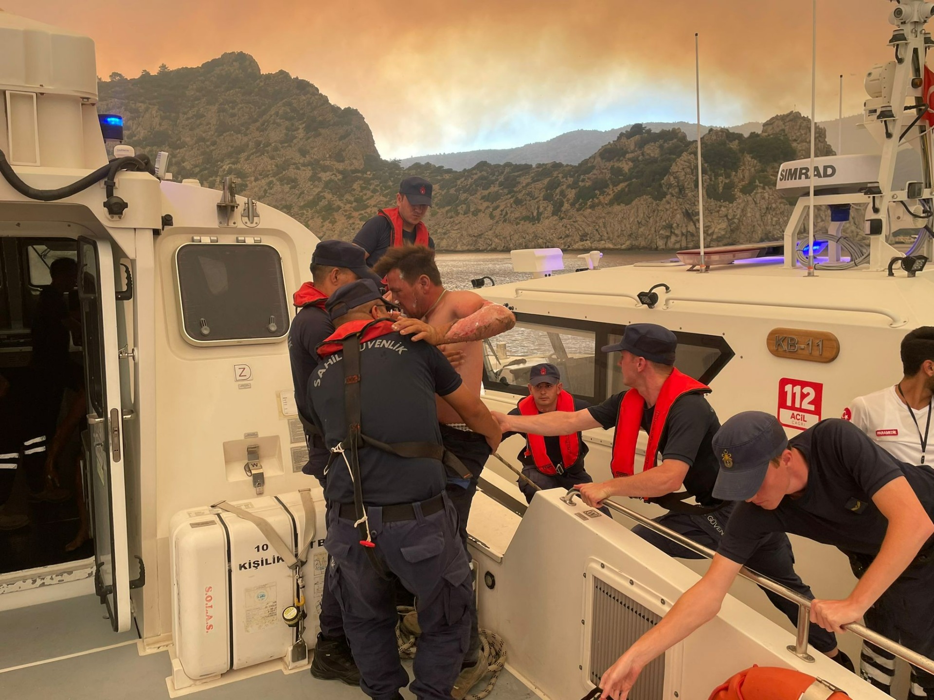 Datça'da yangından etkilenen belediye işçilerinin yardımına sahil güvenlik koştu   