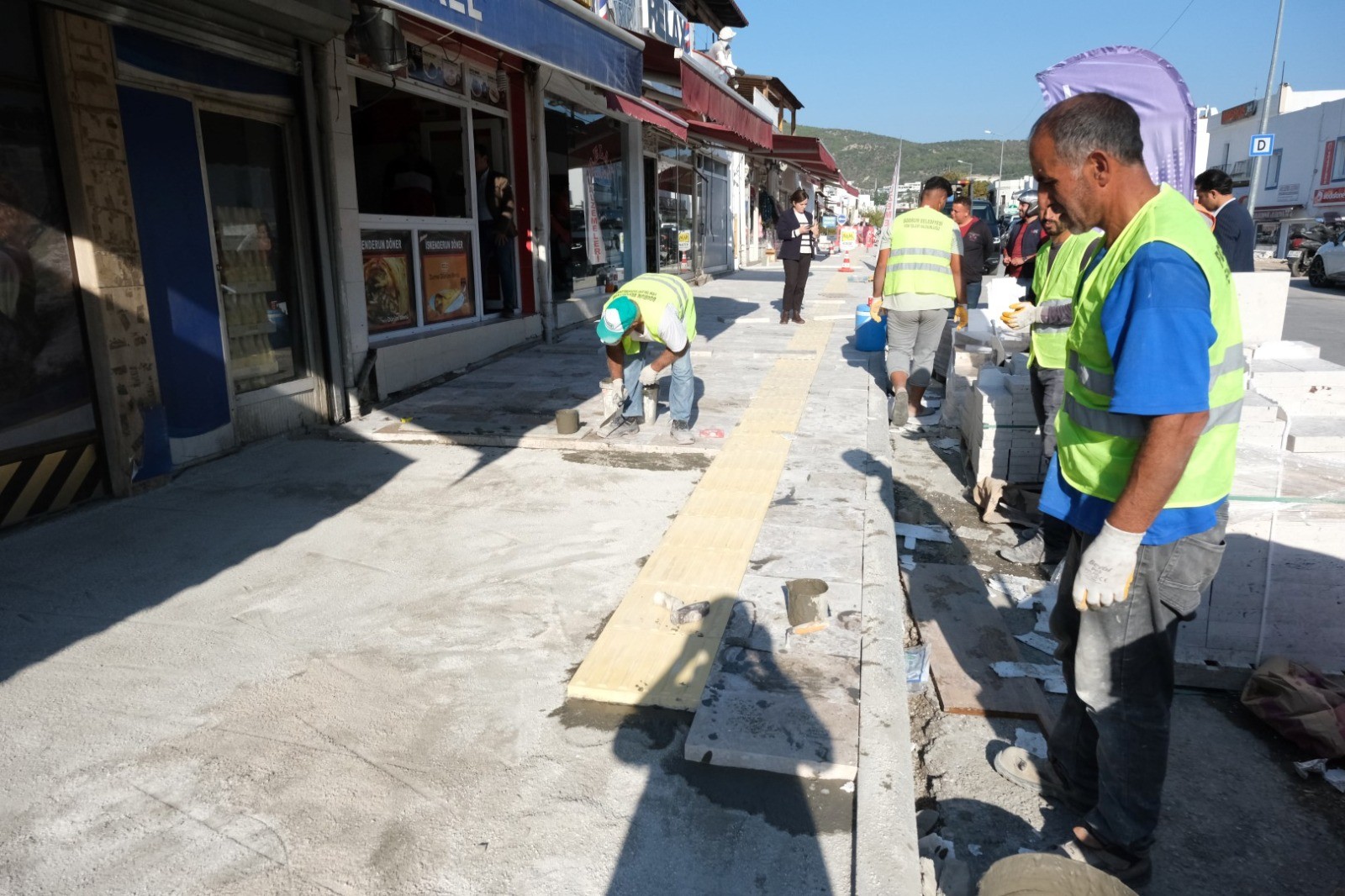 Kaldırım ve yol yenileme çalışmaları sürüyor