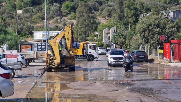 Bitez'de ana isale hattının patlamasıyla cadde ve sokaklar yine göle döndü!