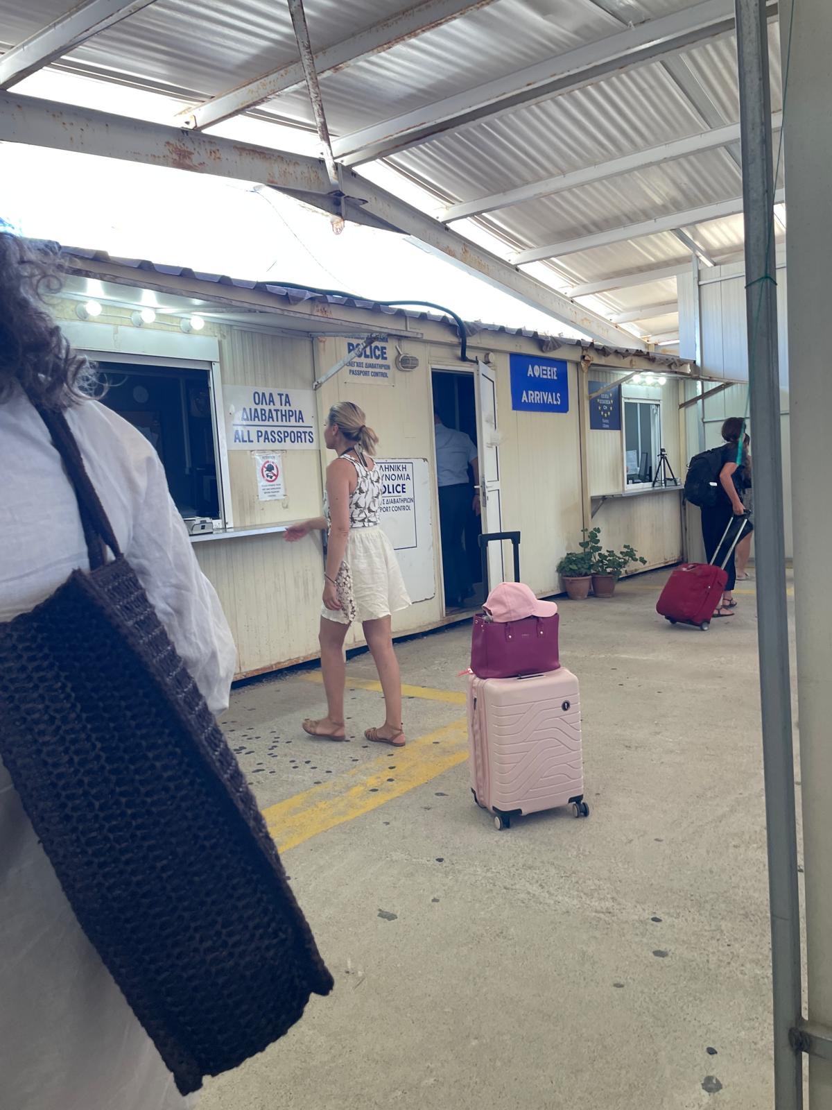 Kos’ta pasaport kontrolü çilesi! “Hangisi daha medeni?” Bodrum’dan geçen yolcu hızlı, Kos’ta kuyrukta bekliyor